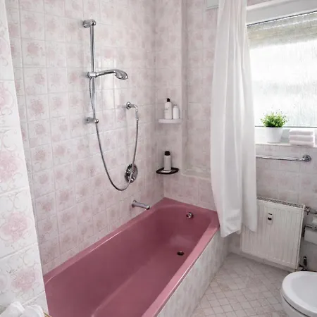 Country Comfort 4 Bedrooms Near Frankfurt Apartment