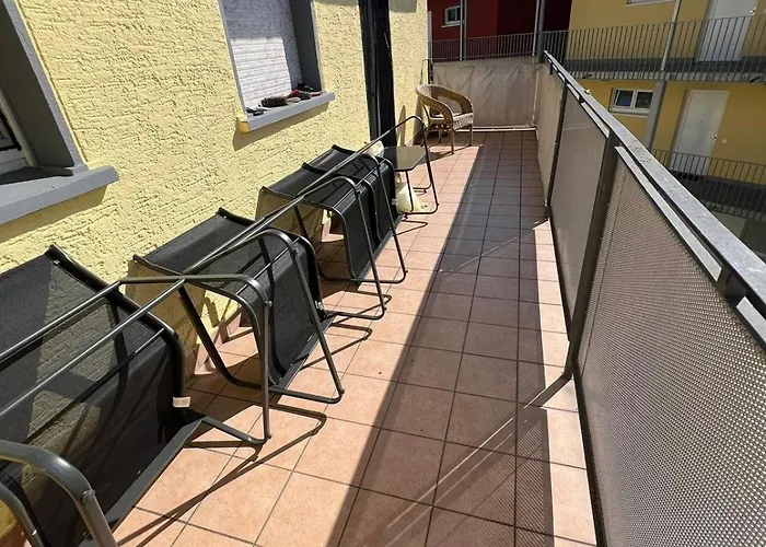 Country Comfort 4 Bedrooms Near Frankfurt Apartment *